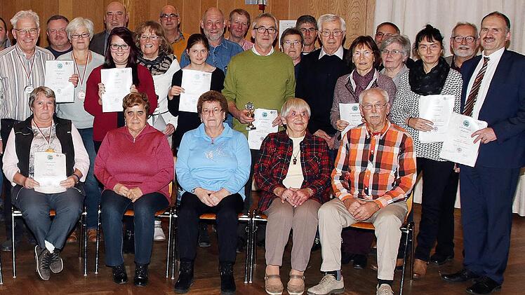 Insgesamt 44 Mitglieder der Maßbacher Wasserwacht wurden beim Jubiläumsabend zum 50-jährigen Bestehen des Vereins für langjährige Mitgliedschaft und besondere Verdienste geehrt. Ausgezeichnet wurden auch neun Mitglieder für ganz besonderen Trainingsfleiß. Ganz links Bürgermeister Matthias Klement, der ein Geschenk überreichte. Ganz rechts der Vorsitzende Uwe Kretzschmar.  Foto: Dieter Britz