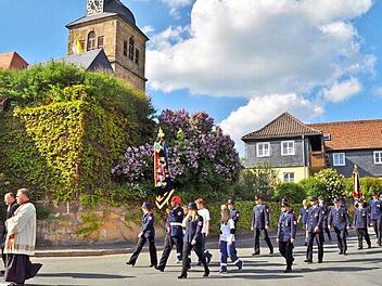 Zu den Klängen des Musikvereins Mainroth zogen die Wehrleute zur Pfarrkirche St. Michael. Foto: Ingrid Kohles