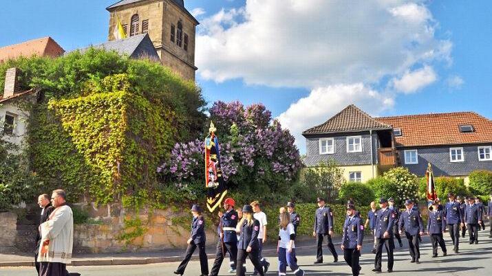 Zu den Klängen des Musikvereins Mainroth zogen die Wehrleute zur Pfarrkirche St. Michael. Foto: Ingrid Kohles
