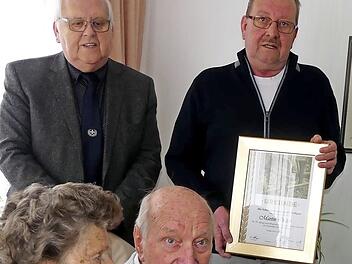 Martin Oetter (links Ehefrau Margarete) kann Manfred Kolb und Wolfgang Stumpf einiges aus früherer Zeit erzählen. Foto: Dieter Hübner