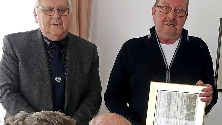Martin Oetter (links Ehefrau Margarete) kann Manfred Kolb und Wolfgang Stumpf einiges aus früherer Zeit erzählen. Foto: Dieter Hübner