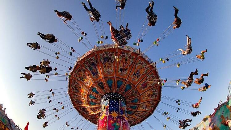 Auf dem Baumblütenfest in Brandenburg wurde eine Frau aus einem sich drehenden Karussell geschleudert. Sie verletzte sich schwer. Symbolbild: pixabay.com/MoreLight