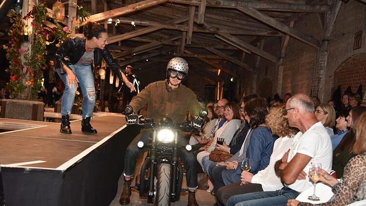 Modenschau im Coburger Güterbahnhof: Philipp Barsties kam mit dem Motorrad zum Laufsteg gefahrenJens Gundermann