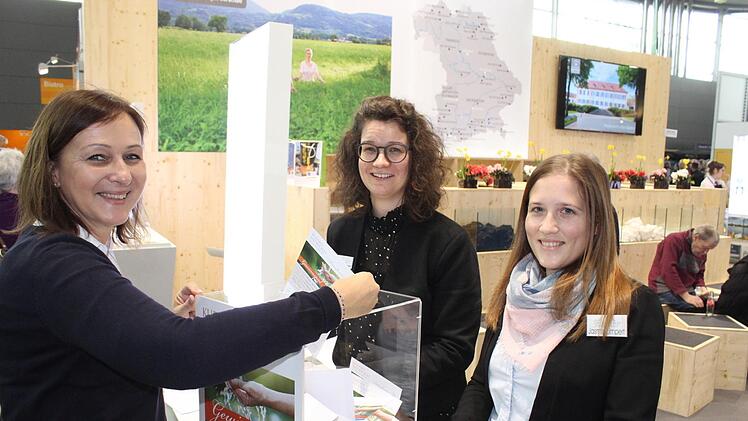 Doris Fritsch (links) beteiligt sich auf der Touristikmesse CMT in Stuttgart am Gewinnspiel der Gemeinde Bad Bocklet. Verena Rottenberger (Mitte) und Jasmin Limpert haben ihr die Vorzüge des kleinen Staatsbades an der Saalenäher gebracht. Paul Ziegler