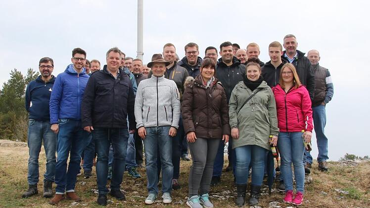 Gruppenbild aller Bürger, die an der Hissung der neuen Flagge teilnahmen Foto: Matthias Einwag