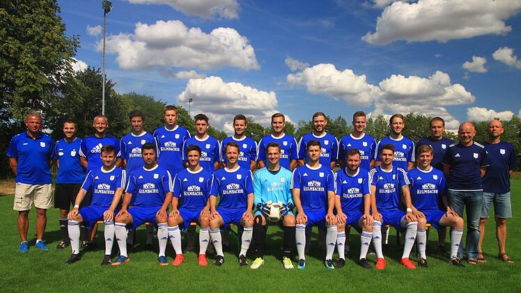 Unser Bild zeigt den Bezirksliga-Kader des TSV Münnerstadt mit (hinten, von links) Abteilungsleiter Rainer Schmittzeh, Torwart-Trainer und Finanzvorstand Johannes Wolf, Co-Trainer Michael Knysak, Luca Katzenberger, Florian Mangold, Nico Markert, Lukas Schmittzeh, Nicolas Weber, Sebastian Köhler, Lukas Katzenberger, Sebastian Blank, Trainer Goran Mikolaj, Sportvorstand Günter Scheuring und 2. Abteilungsleiter Manfred Back sowie (vorne, von links) Tobias Kröckel, Ahmet Coprak, Lucas Fleischmann...