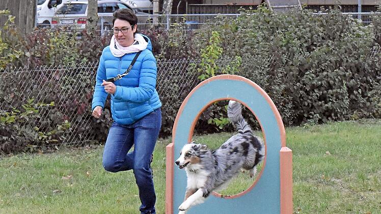 Karin Krauser belegte beim Hindernislauf mit "Flocke" den ersten Platz.