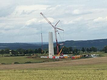 Wird wohl nicht mehr weiter- und fertiggebaut: der umstrittene Windpark Rugendorf. Fundamente und andere Bauteile müssen nach der Änderung des Baugesetzes wieder entfernt werden. Foto: Stephan Tiroch