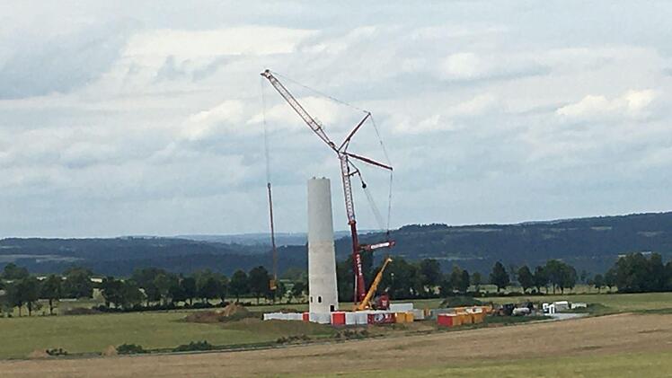 Wird wohl nicht mehr weiter- und fertiggebaut: der umstrittene Windpark Rugendorf. Fundamente und andere Bauteile müssen nach der Änderung des Baugesetzes wieder entfernt werden. Foto: Stephan Tiroch