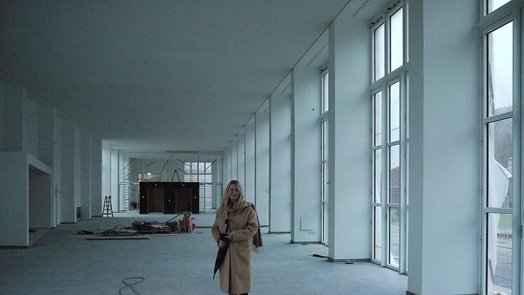 Kurdirektorin Andrea Schallenkammer gewährte der Redaktion zwischen den Jahren einen exklusiven Einblick in die (noch nicht komplett) sanierte Wandelhalle des Staatsbades. Foto: Rebecca Vogt