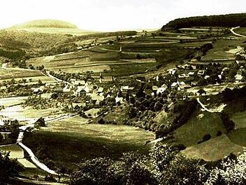 So sah Züntersbach um 1950 oder in den Jahren davor aus. Damals gab es im hessischen Örtchen an der Grenze zum Landkreis Bad Kissingen noch keine Straßennamen, aber interessant verteilte Hausnummern. Foto: Archiv Hans Müller