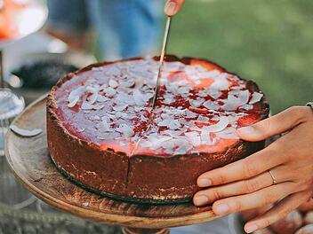 Kaesekuchen-mit-Fruchttopping.jpg