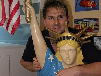 Edgar Kaim mit einem Imitat der Freiheitsstatue. Er blickt dieser Tage interessiert auf die Präsidentschaftswahlen in Amerika. Foto: Corinna Igler