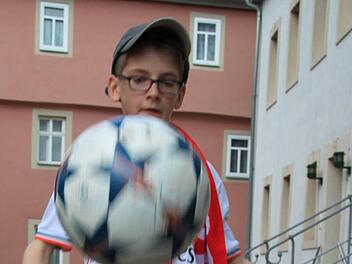 Johannes Pretscher spielt beim TSV Münnerstadt in der U-13-Jugend in der Abwehr. Am Dienstag darf er zum Champions-League-Halbfinale. Foto: Heike Beudert