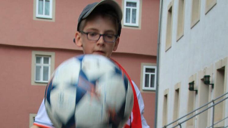 Johannes Pretscher spielt beim TSV Münnerstadt in der U-13-Jugend in der Abwehr. Am Dienstag darf er zum Champions-League-Halbfinale. Foto: Heike Beudert