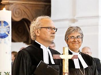 Regionalbischöfin Dorothea Greiner lächelt dem neuen Dekan Hans-Martin Lechner bei der feierlichen Amtseinführung in St. Stephan zu. Foto: Matthias Hoch