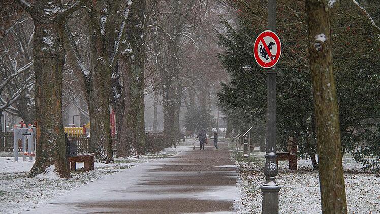 Der erste Schnee lockte die Menschen in die Haßfurter Promenade. Am Sonntag gleich doppelt.