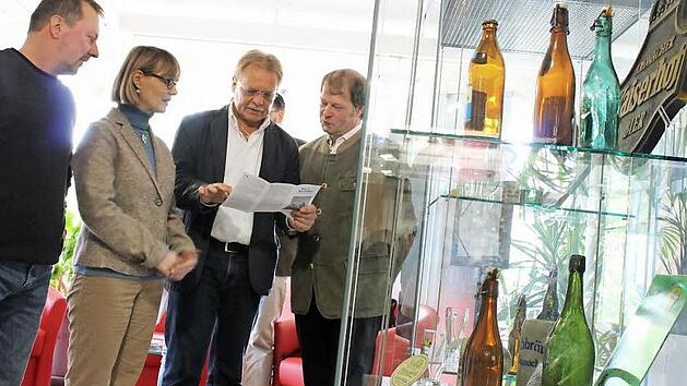 Von links: Ulli Kaiser (Kaiserhof), Anette Höfner (Gampertbräu), Bürgermeister Wolfgang Beiergrößlein und Christian Höfner (Gampertbräu) informieren sich genauer über die Ausstellungsstücke.  Fotos: Lisa Kieslinger