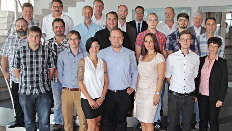 Drei Auszubildende, drei die bei der Firma ein duales Studium absolviert haben, und sieben, die sich berufsbegleitend als Maschinen- und Anlageführer qualifiziert haben, wurden am Montagvormittag von Personalleiter Olaf Fritsch (hinten sechster von rechts) freigesprochen. Mit in der hinteren Reihe Ausbilder und Vorgesetzte sowie vorne rechts Personalreferentin Elisabeth Schneider.  Foto: Helmut Will