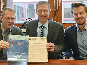 Stephan Schreiegg, Marco Steiner und Claudio Büttner (von links) zeigen Vergangenheit und Zukunft des städtischen Infoblattes von Rödental. Foto: Rainer Lutz