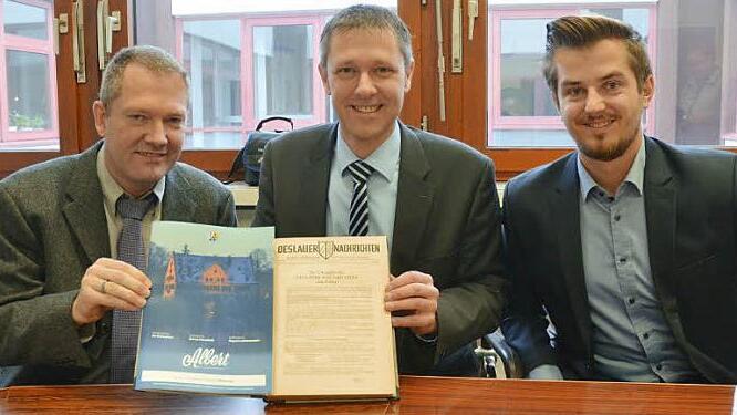 Stephan Schreiegg, Marco Steiner und Claudio Büttner (von links) zeigen Vergangenheit und Zukunft des städtischen Infoblattes von Rödental. Foto: Rainer Lutz