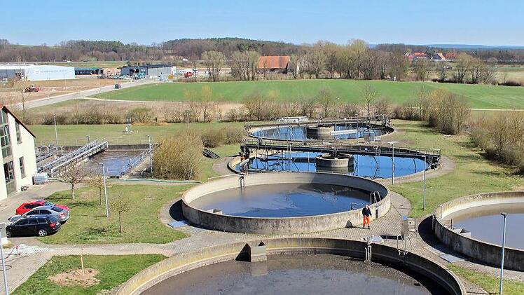 Das Wasser, das in den großen Becken landet, ist schon relativ sauber. Die Feuchttücher sind dort schon längst herausgefiltert.  Fotos: Franziska Rieger