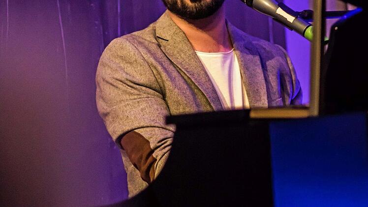 Jonathan Zelter begeisterte seine Zuhörer mit geradlinigen Schlagern aus der eigenen Feder. Foto: Jochen Berger