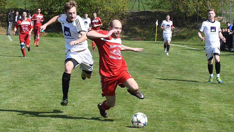 Mehr als nur ins Straucheln geraten ist der TSV Rothhausen/Thundorf um Andre Schmitt (vorne) nach der 0:4-Pleite gegen den FC Rottershausen um Benedikt Will. Foto: Hopf