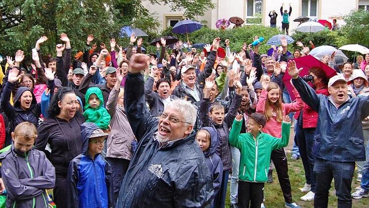 "Bühne frei für Bayern 3, Bad Bocklet ist dabei": Bürgermeister Wolfgang Back (vorn) gab beim Schlachtruf den Ton vor. Am 25. April 2018 ist Back gestorben. Foto: Sigismund von Dobschütz
