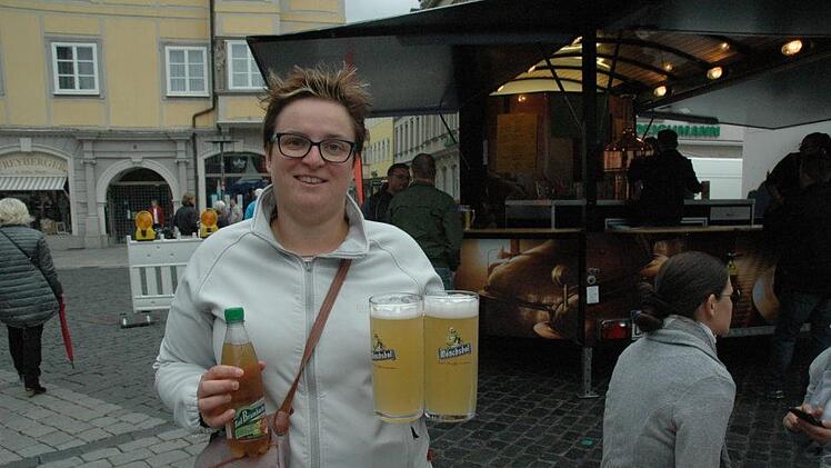 Zum Kloß holt sich Damaris Meißinger eine spritzige Erfrischung.Foto: Edwin Meißinger
