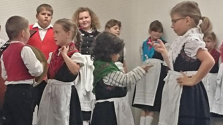 Trachten und Tanz gehören beim SaaleMusicum mit dazu. So wie hier beim SaaleMusicum und Europatag der Musik 2016 in Nordheim/Rhön mit der Kindergruppe oder beim Europatag der Musik in Hendungen.  Foto: Friedrich