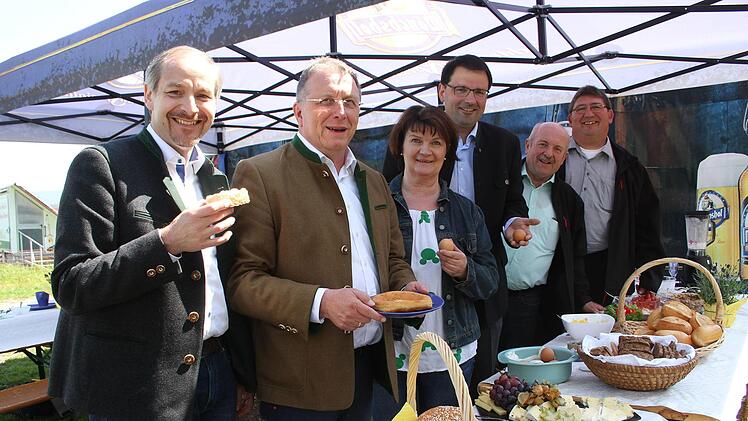 Der Tisch beim Bauernfr&uuml;hst&uuml;ck war reich gedeckt: Der stellvertretende Landrat J&ouml;rg Kunstmann, Kulmbachs Oberb&uuml;rgermeister Henry Schramm, Kreisb&auml;uerin Beate Opel, der CSU-Landtagsabgeordnete Martin Sch&ouml;ffel, BBV-Kreisobmann Winfried L&ouml;winger und Harald Peetz vom Bayerischen Bauernverband diskutierten mit der Familie Ka&szlig;el und tauschten sich aus. Foto: Sonny Adam