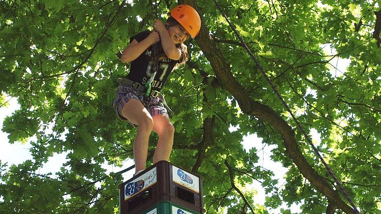 Mit Geschicklichkeit und Mut gelang es der zehnjährigen Fabrizia beim Kistenklettern 16 Bierkästen übereinander zu stapeln bis sie schließlich auf dieser schwankenden Säule unter der Baumkrone einer mächtigen Eiche stand.  Foto: Alfred Thieret