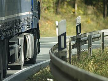 Nachdem ein r&uuml;cksichtsloser Autofahrer einen Lkw &uuml;berholt hatte, krachte er fast mit einem 34-J&auml;hrigen bei Bayreuth zusammen. Symbolfoto: Monsterkoi/pixabay