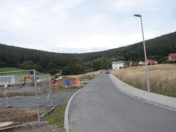 Im Baugebiet "Mühläcker II"I wird die neu erschlossene "Lerchenstraße" bald mit Glasfaser-Breitbandanschlüssen versorgt werden. Die 16 Bauparzellen an der neuen Straße sind bereits vergeben.  K.- H. Hofmann