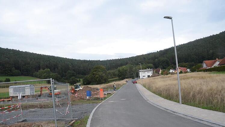 Im Baugebiet "Mühläcker II"I wird die neu erschlossene "Lerchenstraße" bald mit Glasfaser-Breitbandanschlüssen versorgt werden. Die 16 Bauparzellen an der neuen Straße sind bereits vergeben.  K.- H. Hofmann