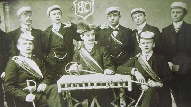 Dieses Bild entstand beim zehnjährigen Bestehen der "Ferienverbindung Neapolitania zu Neustadt" im Jahre 1906.