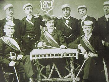 Dieses Bild entstand beim zehnjährigen Bestehen der "Ferienverbindung Neapolitania zu Neustadt" im Jahre 1906.