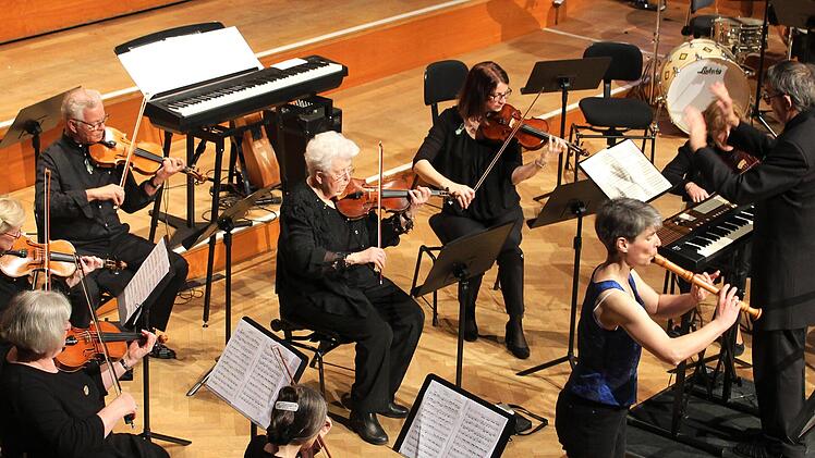 Das Kissinger Kammerorchester mit  Dirigent Kreismusikdirektor Jörg Wöltche und  Solistin Christine Stumpf.