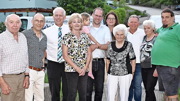 F&uuml;r ihr Betriebszugeh&ouml;rigkeit wurden geehrt (von links): Paul Hackenberg und Thomas Starke durch Roland und Sigrid Wahler, Florian Wahler mit Tochter Antonia und Franziska Ernst. Auch Oma Elsa Tremer, Bruder Otto Wahler, Helga Heinkel und Thorsten K&uuml;hnlein unterst&uuml;tzen den Familienbetrieb.