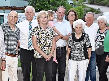 Für ihr Betriebszugehörigkeit wurden geehrt (von links): Paul Hackenberg und Thomas Starke durch Roland und Sigrid Wahler, Florian Wahler mit Tochter Antonia und Franziska Ernst. Auch Oma Elsa Tremer, Bruder Otto Wahler, Helga Heinkel und Thorsten Kühnlein unterstützen den Familienbetrieb.