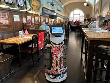 Fürth: Traditionsbrauhaus Grüner setzt Roboter als Service-Helfer ein - er spricht Fränkisch Fürth: Traditionsbrauhaus Grüner setzt Roboter als Service-Helfer ein - er spricht Fränkisch