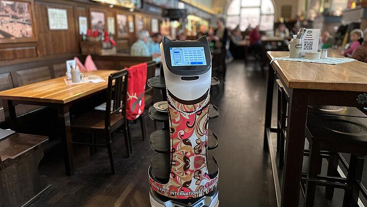 Fürth: Traditionsbrauhaus Grüner setzt Roboter als Service-Helfer ein - er spricht Fränkisch