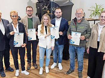Landrat Thomas Bold (links) und Leonie Hassenjürgen (Klimaschutzmanagerin Landkreis, rechts) gratulieren (von links): Anja Schneider (Geschäftsführerin LachfALTen UG), Michael Brendan (Katholische Kirchenstiftung Hammelburg), Selina und Sebastian...
