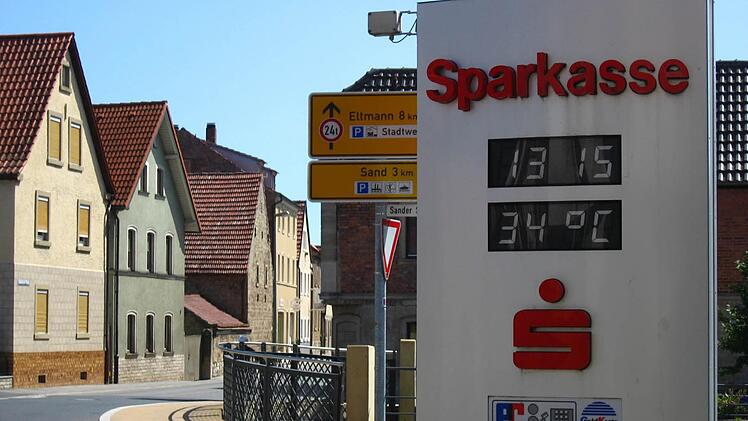 High Noon in Zeil an der Kreuzung nach Sand. Hier steht das Sparkassen-Thermometer. Unentschlossen pendelte es am Sonntag eine Stunde nach Mittag zwischen 33 und 34 Grad. Das machte das Kraut auch  nicht mehr fett. Es war einfach h e i s s.