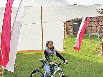 Veranstalterin Stefanie Kober war während der Vorbereitung des Gartenfestivals an allen Ecken und Enden gefordert. Mit ihrem Mountainbike bewältigte sie die langen Wege innerhalb der großen Festungsanlage. Bei ihrer Inspektionstour begutachtete sie auch das neue, handgenähte Sternenzelt.  Foto: Marco Meißner