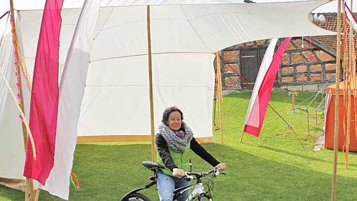 Veranstalterin Stefanie Kober war während der Vorbereitung des Gartenfestivals an allen Ecken und Enden gefordert. Mit ihrem Mountainbike bewältigte sie die langen Wege innerhalb der großen Festungsanlage. Bei ihrer Inspektionstour begutachtete sie auch das neue, handgenähte Sternenzelt.  Foto: Marco Meißner