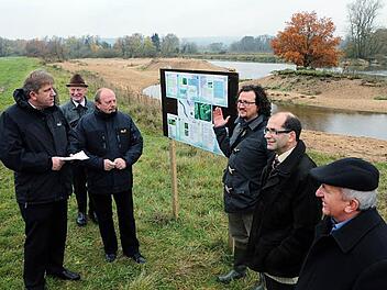 Am Beispiel Regnitz wurden den Gästen aus Polen die Möglichkeiten zur Flussregulierung erklärt. Von links Bürgermeister Schwarz, Georg Kestler,  Stanislaw Sorys, Christian Gemeinhardt, Anton Hepple und Direktor Kazimierz Sady. Foto:  Barbara Herbst