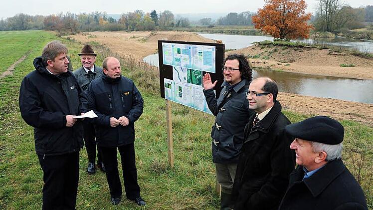 Am Beispiel Regnitz wurden den Gästen aus Polen die Möglichkeiten zur Flussregulierung erklärt. Von links Bürgermeister Schwarz, Georg Kestler,  Stanislaw Sorys, Christian Gemeinhardt, Anton Hepple und Direktor Kazimierz Sady. Foto:  Barbara Herbst