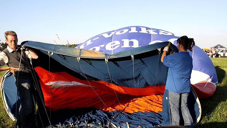 Beim Füllen der Ballons legt jeder Hand an.